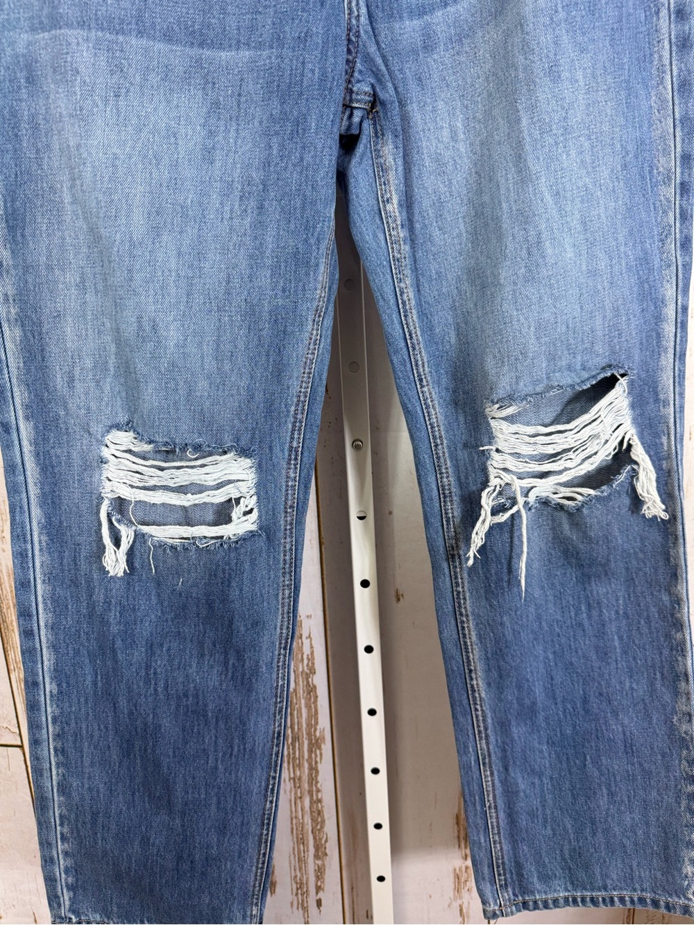 Kancan, Boyfriend Fit 5 Button Fly Jeans, Distressed. Size 15/31. Excellent cond - Picture 2 of 7
